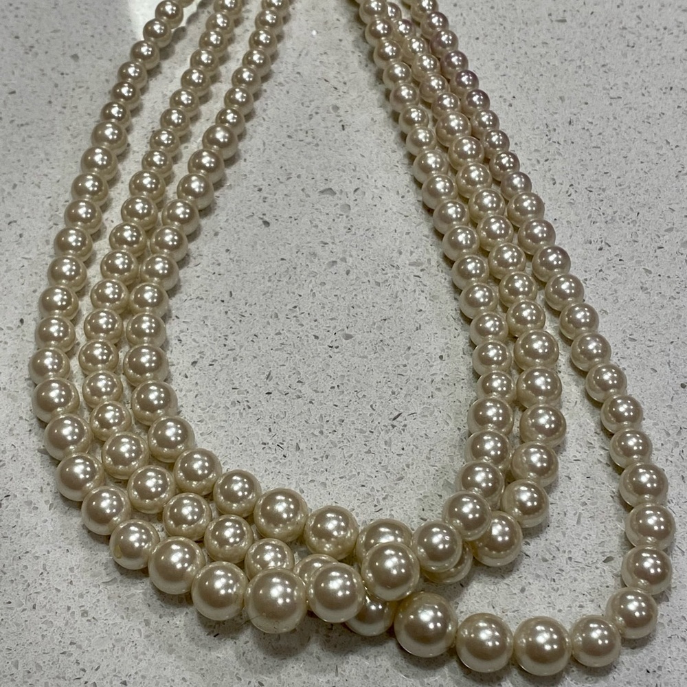 Tri- Layered Lightweight Pearl Necklace 💋 - Picture 10 of 16